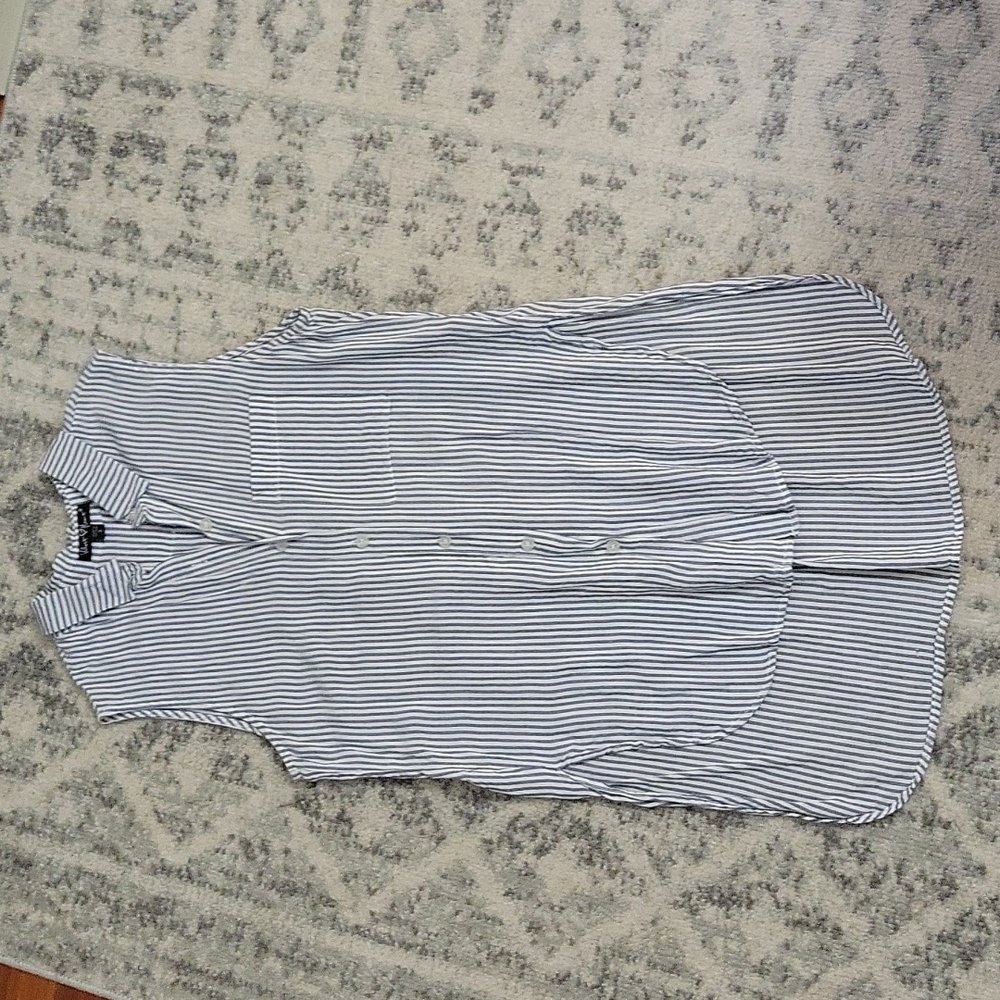 Sleeveless high-low button front shirt